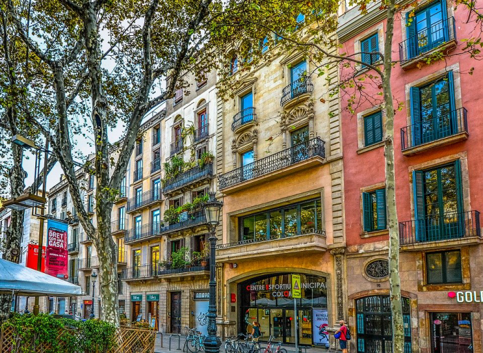 Reiseziele für Romantiker Barcelona spanische Metropole schöne kunterbunte Gebäude