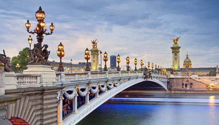 Reiseziele für Romantiker Brücke Pont Alexandre III über die Seine im Stil Neobarock errichtet