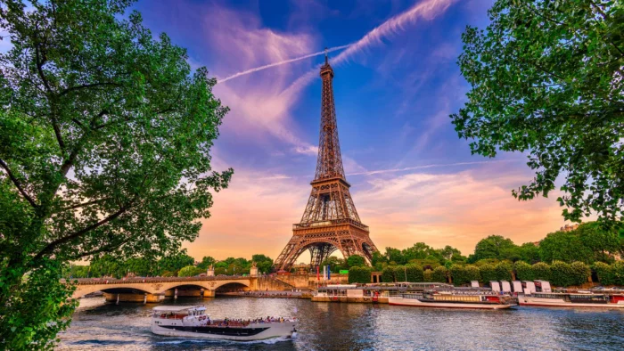 Reiseziele für Romantiker Paris besuchen Eiffelturm Wahrzeichen der französischen Hauptstadt
