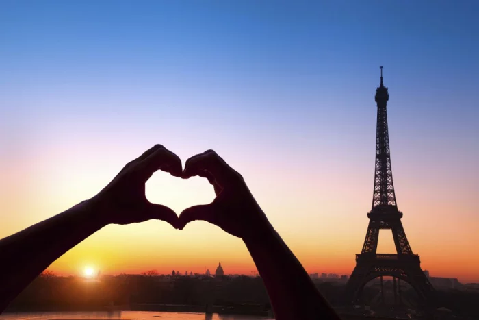 Reiseziele für Romantiker Paris besuchen den Eiffelturm sehen eine Liebeserklärung machen