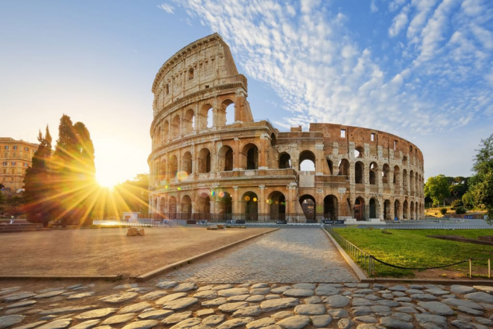 Reiseziele für Romantiker Rom die ewige Stadt Kolosseum eine der zahlreichen Sehenswürdigkeiten der italienischen Hauptstadt