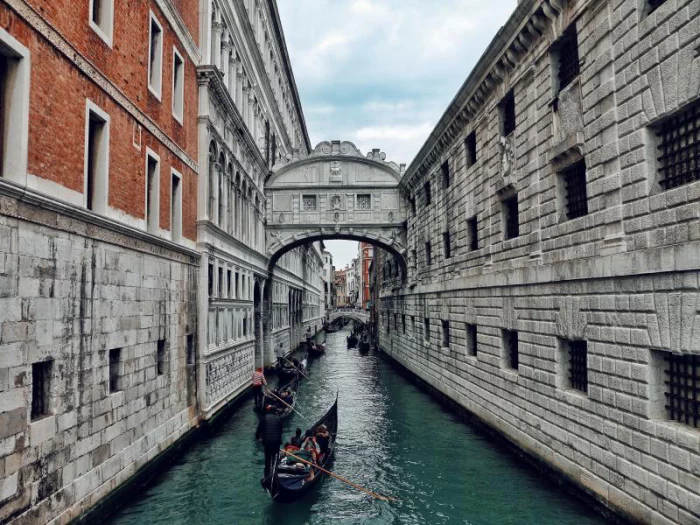 Reiseziele für Romantiker Verona Italien eine Bootfahrt unternehmen durch die Kanäle der Stadt