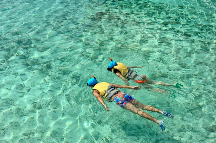 Reiseziele zum Valentinstag Indischer Ozean kristallklares Wasser tauchen auf den Malediven