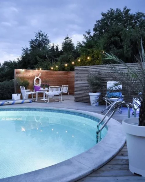 Runde Gartenpools modernes Schwimmbecken Treppe Lichterkette passende Beleuchtung Sitzecke Topfpflanzen