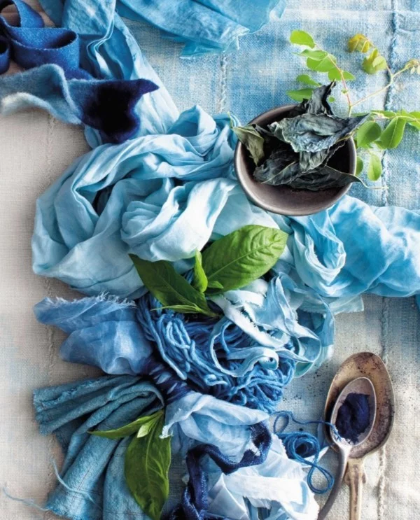 Stoffe Kleider Textilien auf natürliche Weise blaue Farbtöne Lebensmittel benutzen