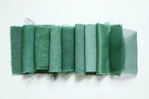 Stoffe Kleidung Textilien färben gesättigte grüne Farbe bekommen mit natürlichen Farbmitteln 
