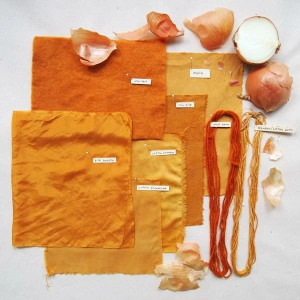 Kleidung und Textilien färben orange Farbe von Zwiebelnschale bekommen 