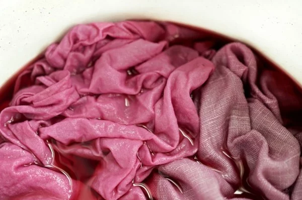 Stoffe Kleidung Textilien natürlich färben im Farbbad rosa pink 