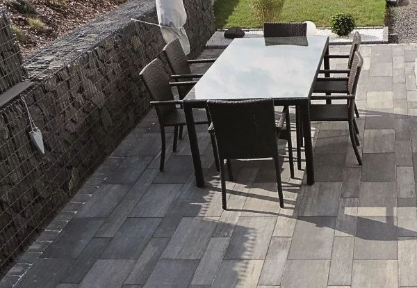 Terrassenplatten reinigen - ein Tisch mitten auf deer Terrasse