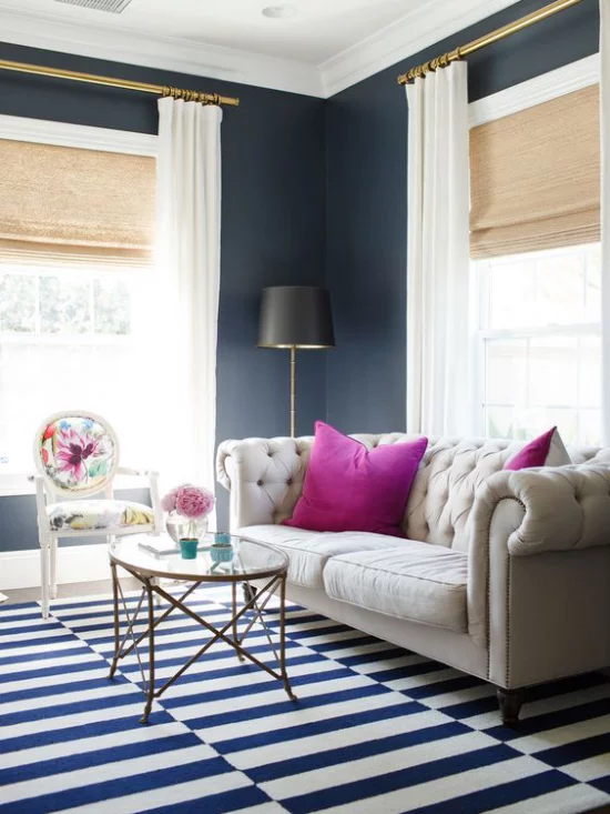 Wohnzimmer optisch erweitern dunkelblaue Wände weißes Sofa weiße Gardinen ideen