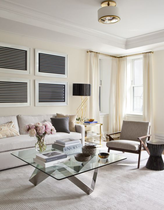 Wohnzimmer optisch erweitern eleganter Wohnraum hellgraue Gestaltung Sofa Teppichboden natürliches Licht