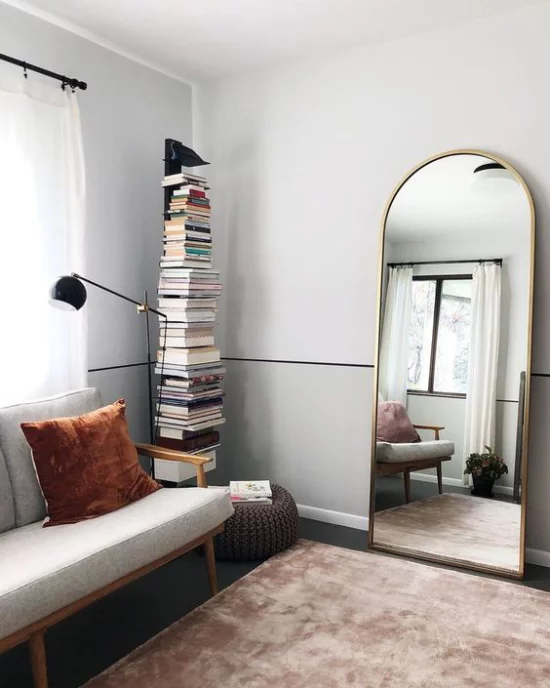 Wohnzimmer optisch erweitern kleiner Raum Spiegel an die Wand gelehnt visuelle Erweiterung