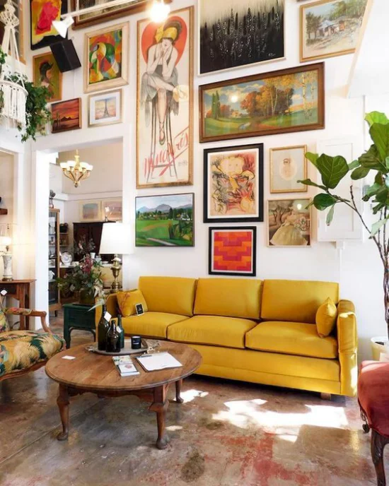 Wohnzimmer optisch erweitern schlechtes Beispiel gelbes Sofa zu viele Bilder an der Wand
