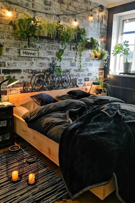 Zeitgemäße Raumgestaltung Schlafzimmer Ziegelwand Grünpflanzen Kerzen auf dem Boden