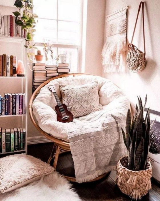 Zeitgemäße Raumgestaltung kreative Ideen runder Sessel Bücherregal Gitarre weiche Texturen Wanddeko etwas Grün
