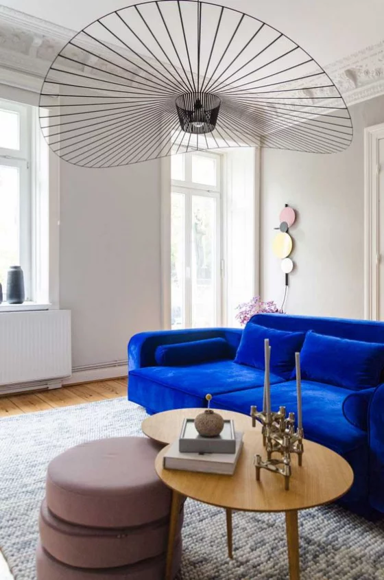 Zeitgemäße Raumgestaltung marineblaues Sofa auffallend Ambiente in neutralen Farben