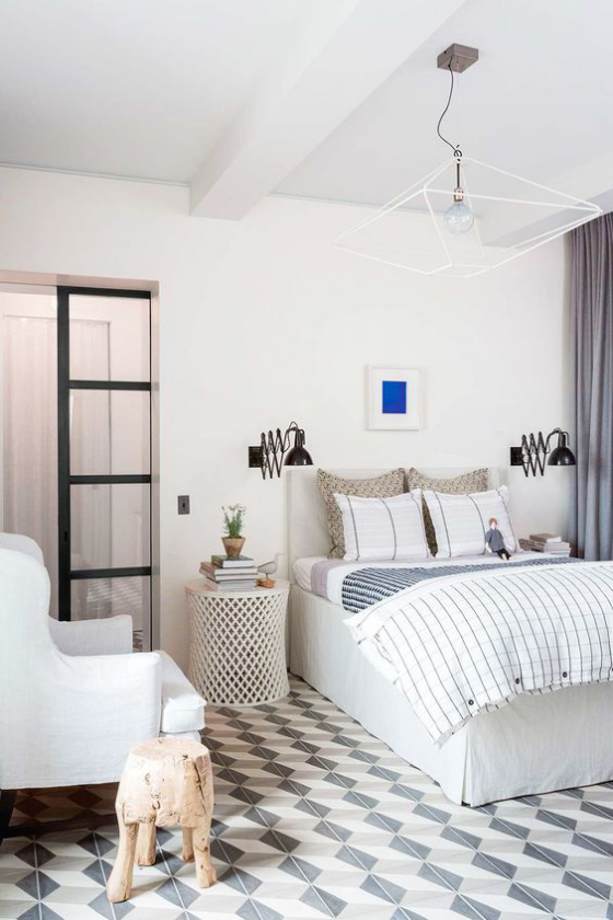 Zeitgemäße Raumgestaltung ruhiges Schlafzimmer Weiß dominiert interessante Beleuchtung Deko
