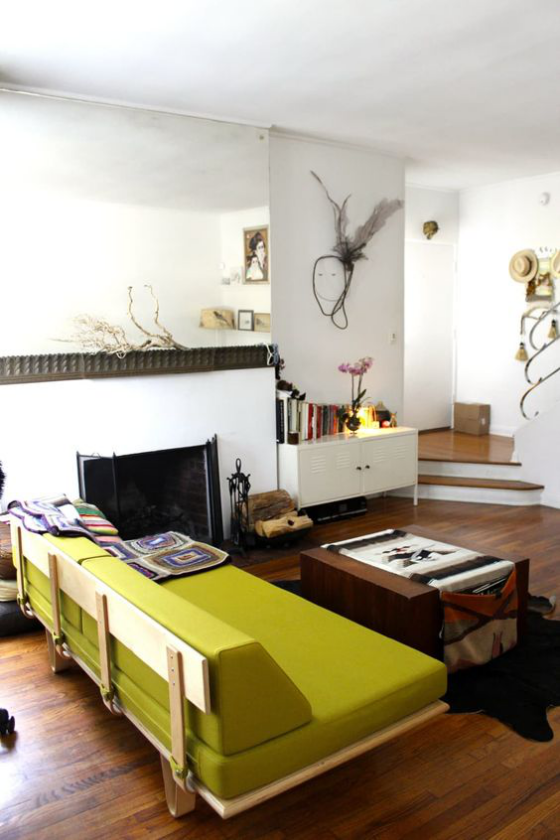 Zeitgemäße Raumgestaltung schönes Wohnzimmer senfgrünes Sofa als Blickfang