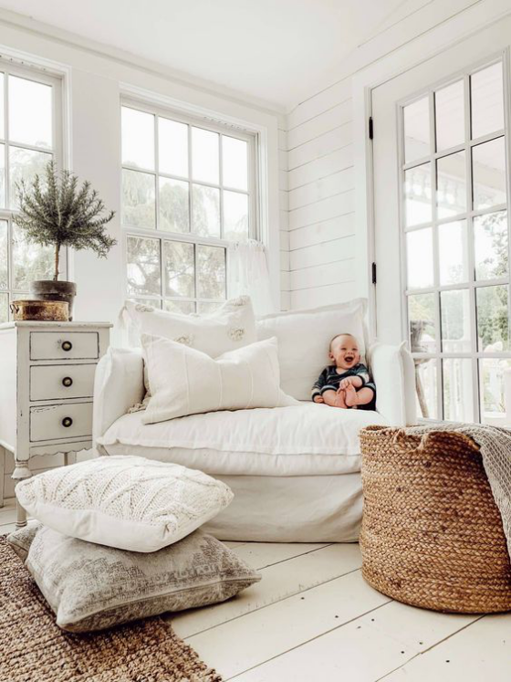 Zeitgemäße Raumgestaltung weißes Ambiente viel natürliches Licht weißes Sofa sehr weich kleines Baby