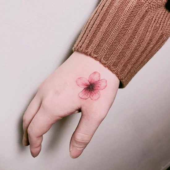 hand kirschblüten tattoo klein