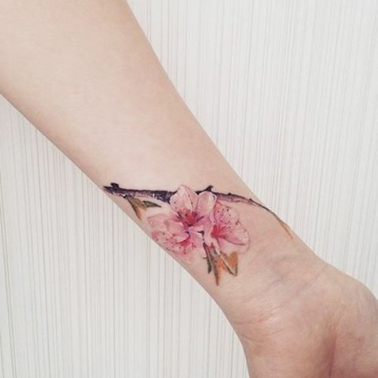 kirschblüten tattoo am handgelenk