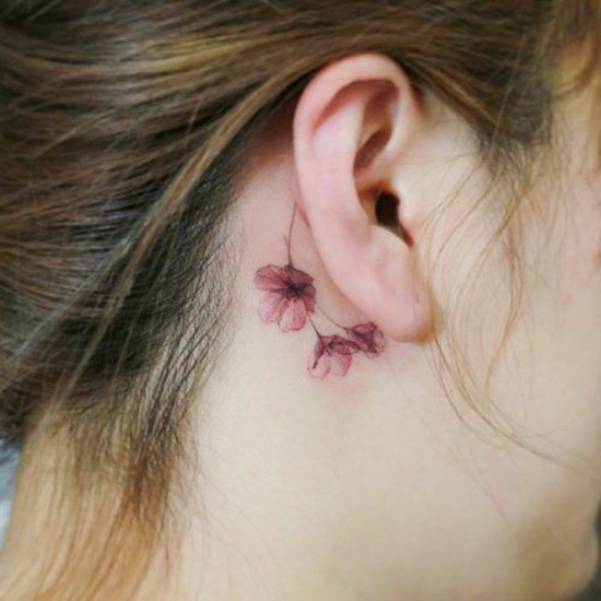 kirschblüten tattoo hinter ohr