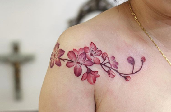 kirschblüten tattoo idee schulter