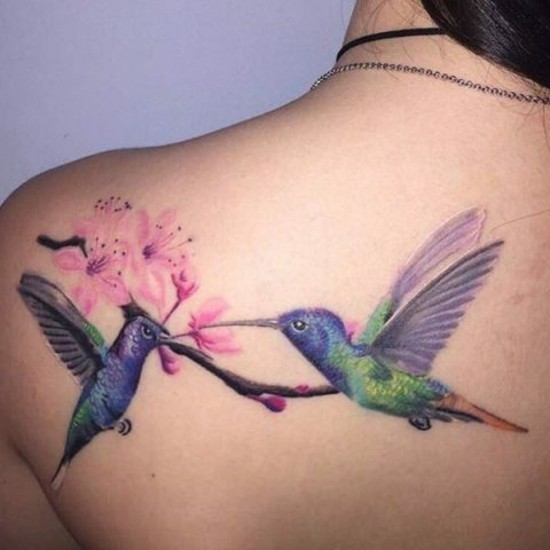 kirschblüten tattoo mit kolibris rücken