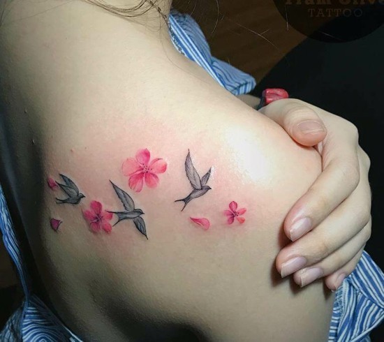 kirschblüten tattoo mit schwalben