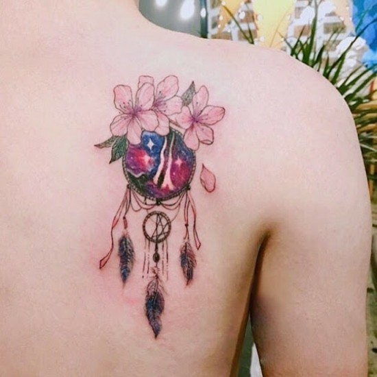 kirschblüten tattoo mit traumfänger rücken