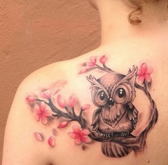 kirschblüten tattoo mit uhu am rücken