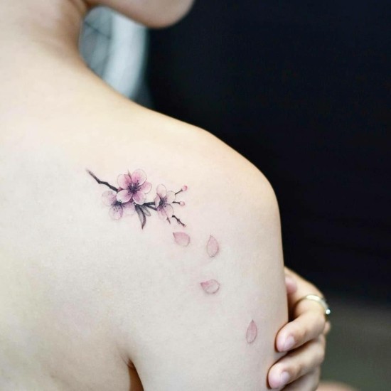 kleine kirschblüten tattoo sakura am schulter