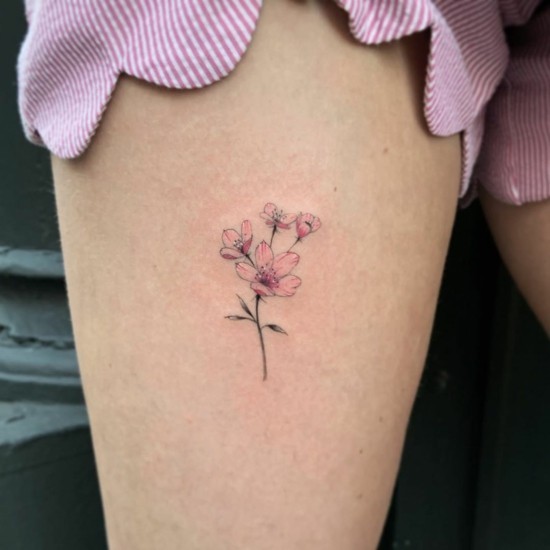 oberschenkel kirschblüten tattoo minimalistisch