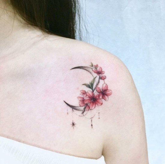 schulter kirschblüten tattoo mit mondsichel