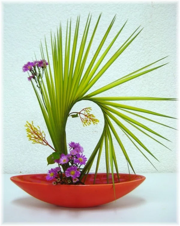 zarte chrysanthemen palme japanische blumensteckkunst ikebana