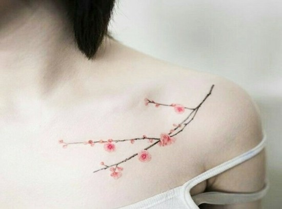 zarte kirschblüten tattoo schulter