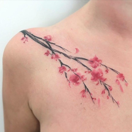 zarte schulter kirschblüten tattoo idee