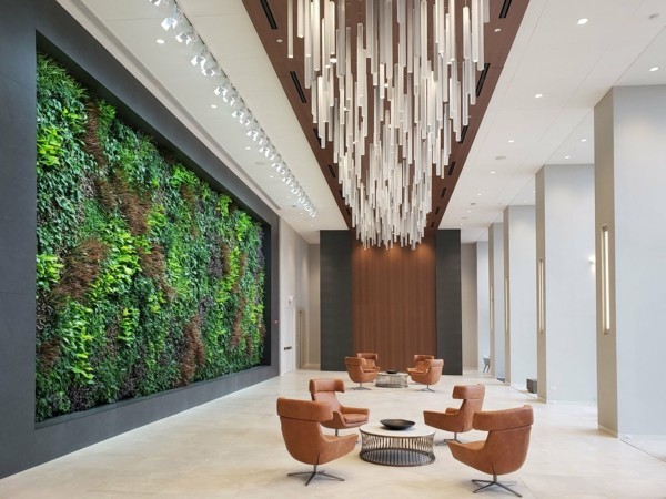 Biophilie Biophiles Design Wohntrends 2020 Konferenzsaal grüne Wand