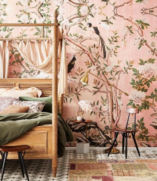 Blumentapeten Deko Trend 2020 Akzentwand im Schlafzimmer rosa Hintergrund zarte Farben verspielte Blumenmuster exotische Vögel