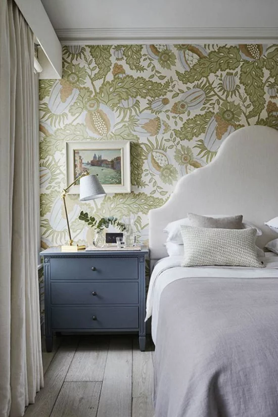 Blumentapeten Deko Trend 2020 Blickfang im Schlafzimmer hellgrüne Wandtapete mit floralen Mustern Schlafbett Nachttisch Lampe