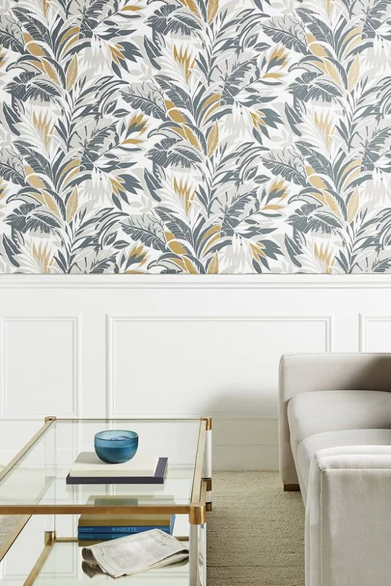 Blumentapeten Deko Trend 2020 Wohnzimmer hellgraues Sofa Wandtapete in sanftem Blau Grau Gold florale Muster