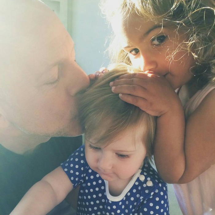 Bruce Willis Hollywood Star feiert 65. Geburtstag zwei kleine Töchter aus der zweiten Ehe glücklich