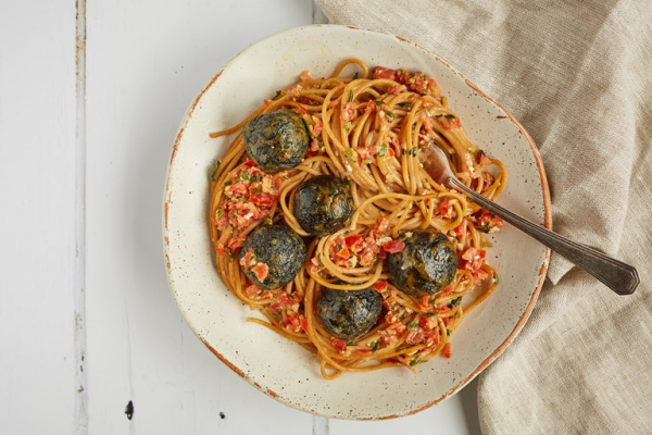 Bärlauch in der Küche Klöße aus Wildem Knoblauch mit Spaghetti servieren 