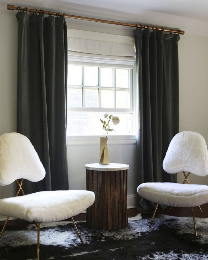 Farbkontrast Weiß Schwarz Wand Sessel in Weiß dunkle Gardinen weiß-schwarz gemusterter Teppich