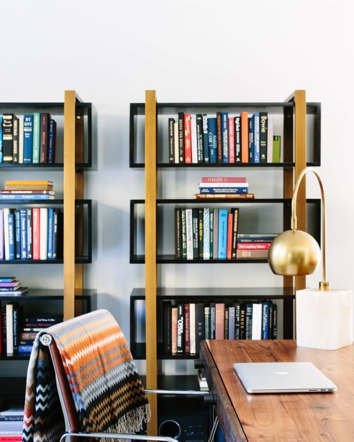 Geheimnisse des Innendesigns enthüllt Bücherregal bunte Bücher Bogenlampe Holztisch zum Lesen Alt und Neu in Kombination