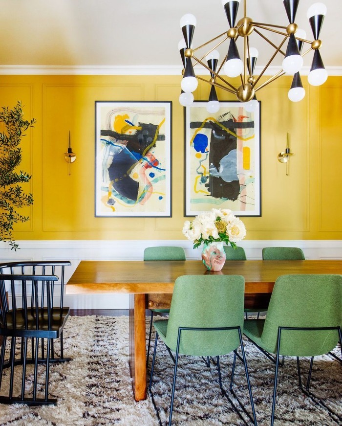 Geheimnisse des Innendesigns enthüllt Esszimmer gelbe Wand moderner zwei Bilder als Blickfang Kronleuchter
