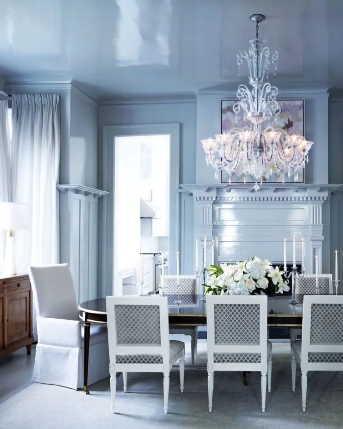Geheimnisse des Innendesigns enthüllt Kristallkronleuchter Esstisch Vase mit weißen Rosen blau und weiß stilvoller Look im Esszimmer