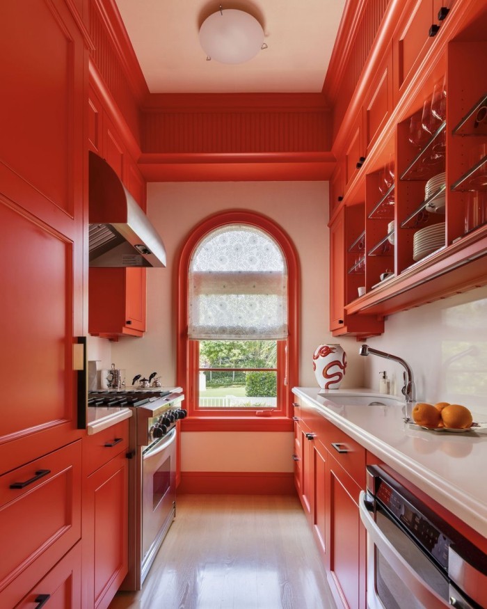 Geheimnisse des Innendesigns enthüllt Weiß mit Terrakotta auffällige Farbkombination in der Küche