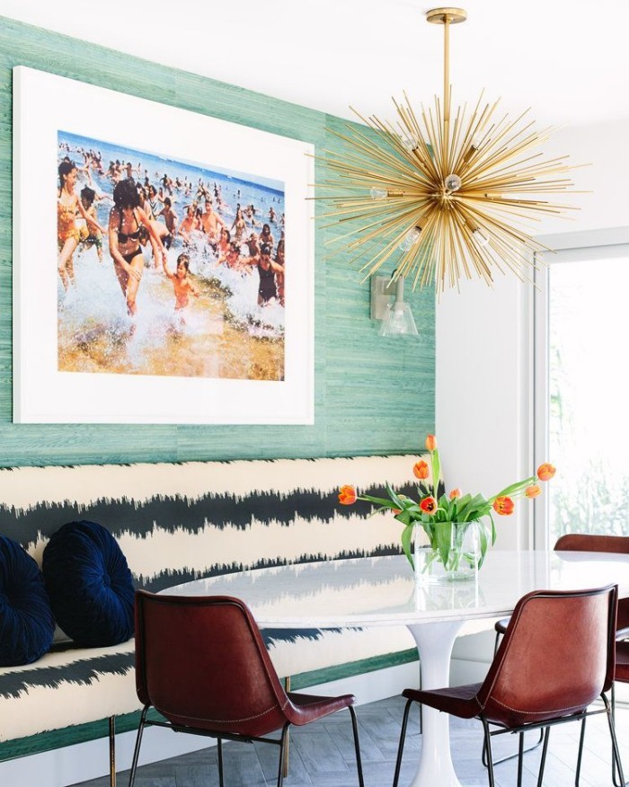 Geheimnisse des Innendesigns enthüllt elegant gestaltetes Esszimmer weißer Esstisch Sitzbank dunkelblaue Kissen moderne Hängeleuchte Wandbild
