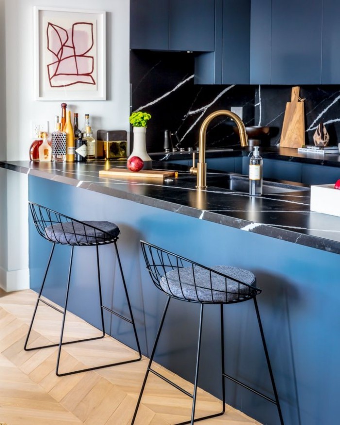 Geheimnisse des Innendesigns enthüllt mehr Farbe in der Küche blaue Schränke schwarzer Marmor als Arbeitsfläche
